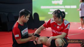 Jolin tengah memasang tapping