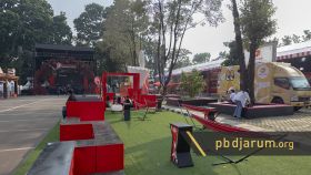 SUASANA DI LUAR ISTORA