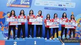 Podium juara ganda pemula putri