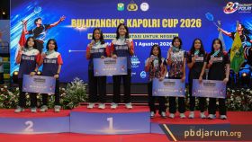 Podium ganda remaja putri