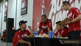 Tim pencari bakat sedang berdiskusi