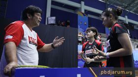 Yashinta/Adelia mendapat arahan pelatih