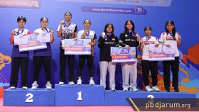 Podium ganda remaja putri