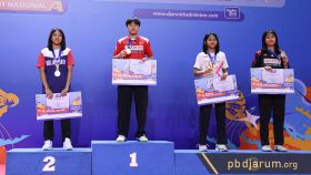 Podium tunggal taruna putri