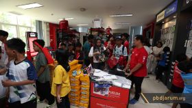 Suasana di tempat Merchandise PB Djarum